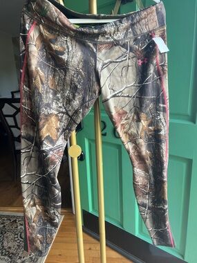 Under Armour camo Leggings with pink Stitching. NEW
W 18”
L 37”
I 30”
R 9”